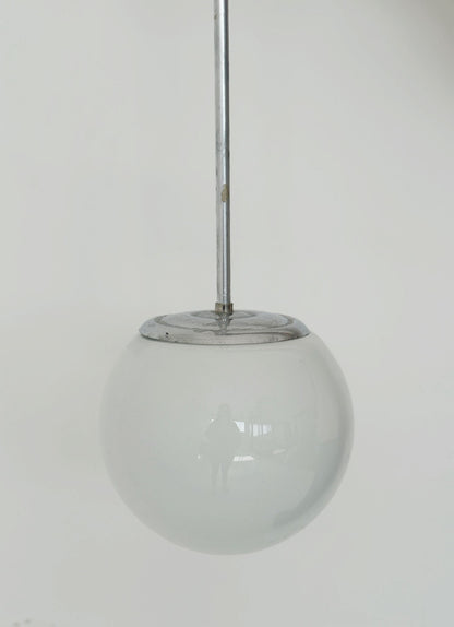 Lampada a sospensione con globo in vetro opale