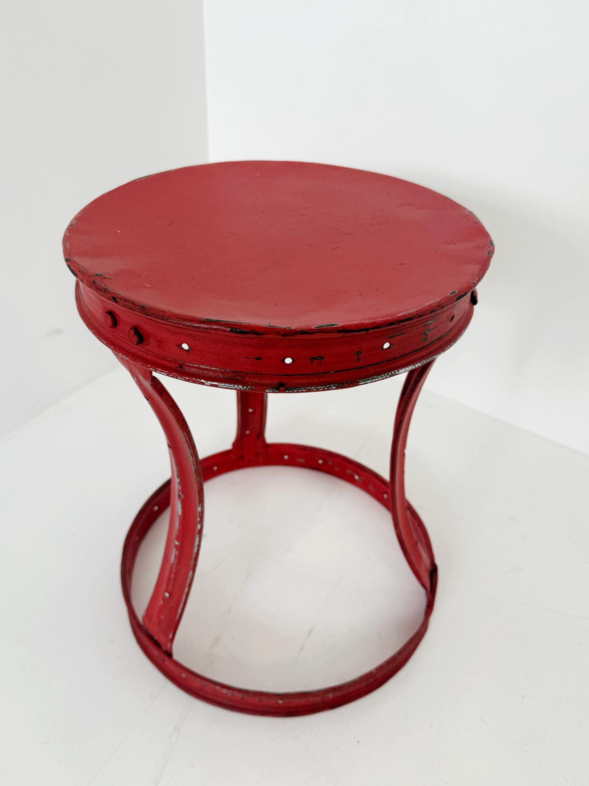 Sgabello industriale in metallo verniciato di rosso