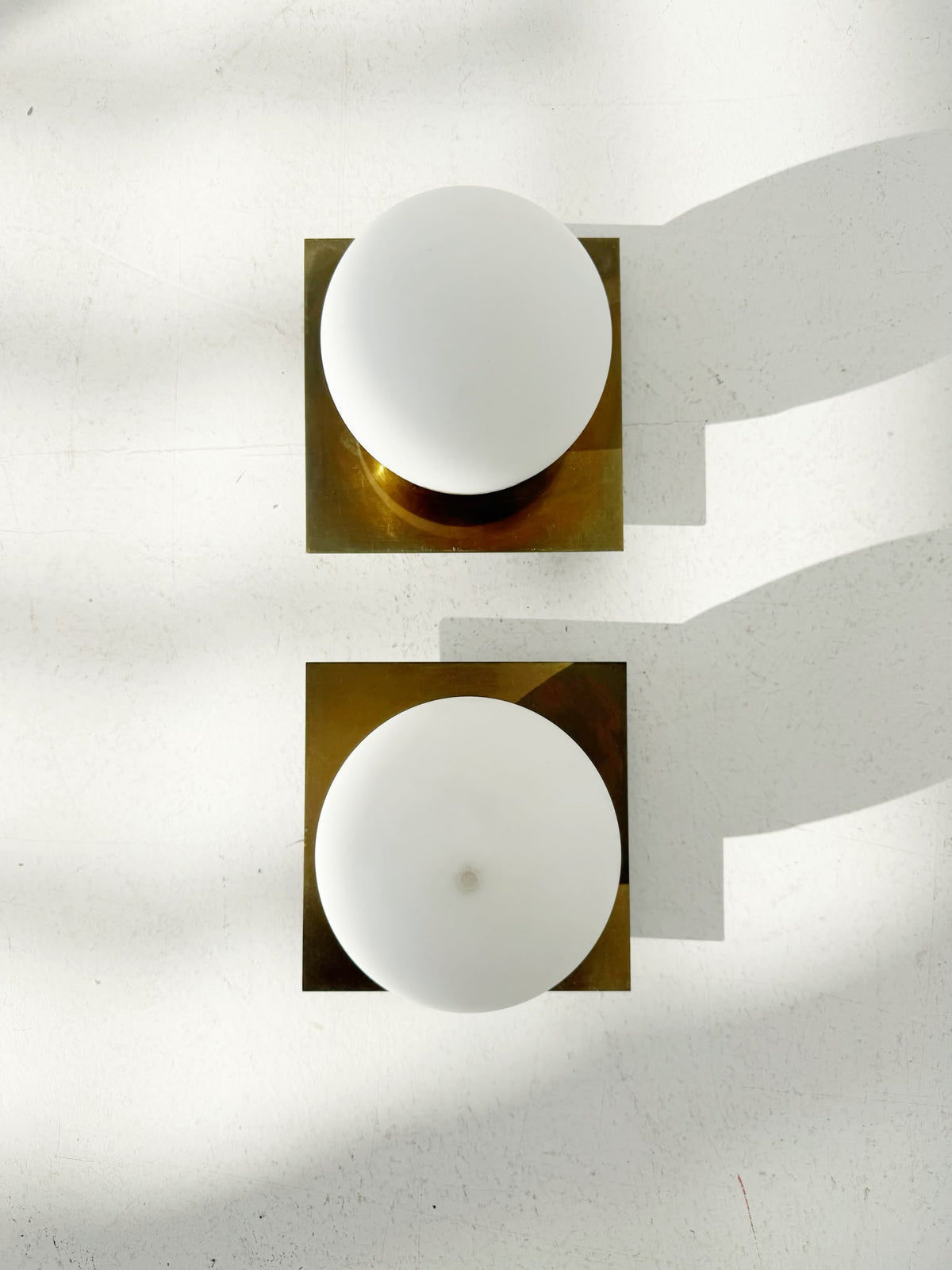 Coppia di lampade da parete geometriche in ottone e vetro opale
