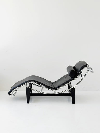 Chaise longue in pelle nera e metallo cromato – stile modernista
