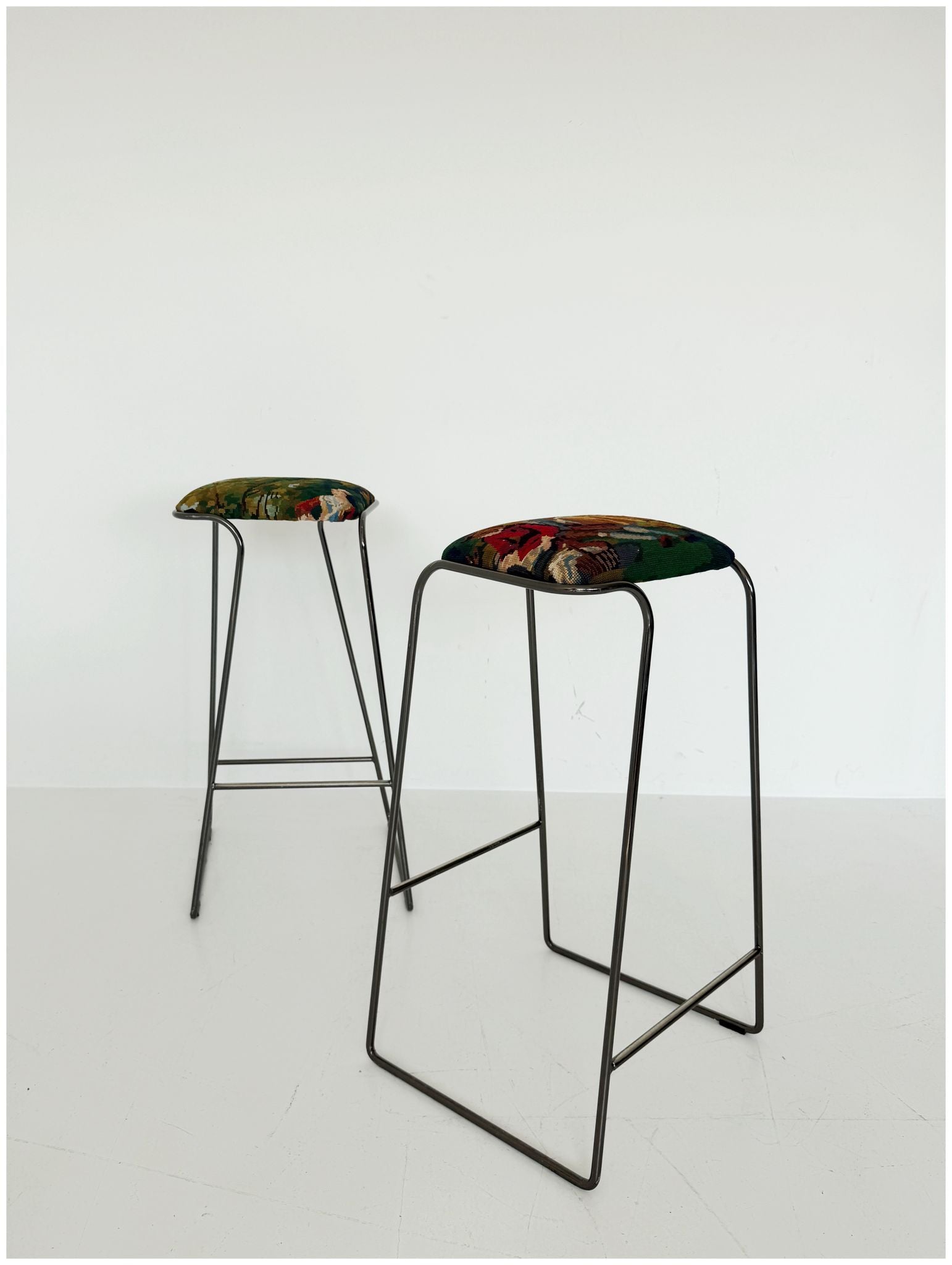 Pair of stools with a vintage half-stitch