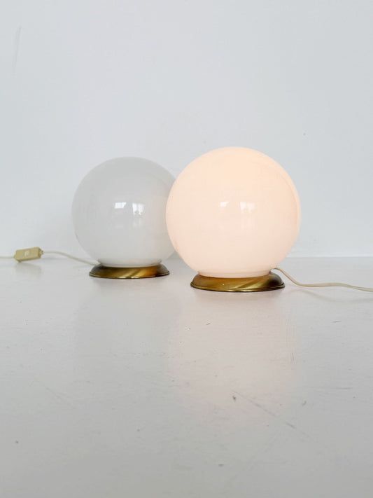 Coppia di lampade da tavolo con sfere in vetro opalino