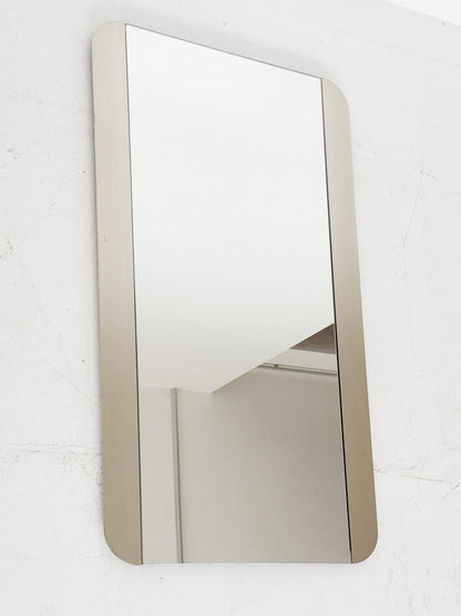 Specchio da parete con cornice laterale arrotondata in metallo cromato satinato – Italia, anni 60