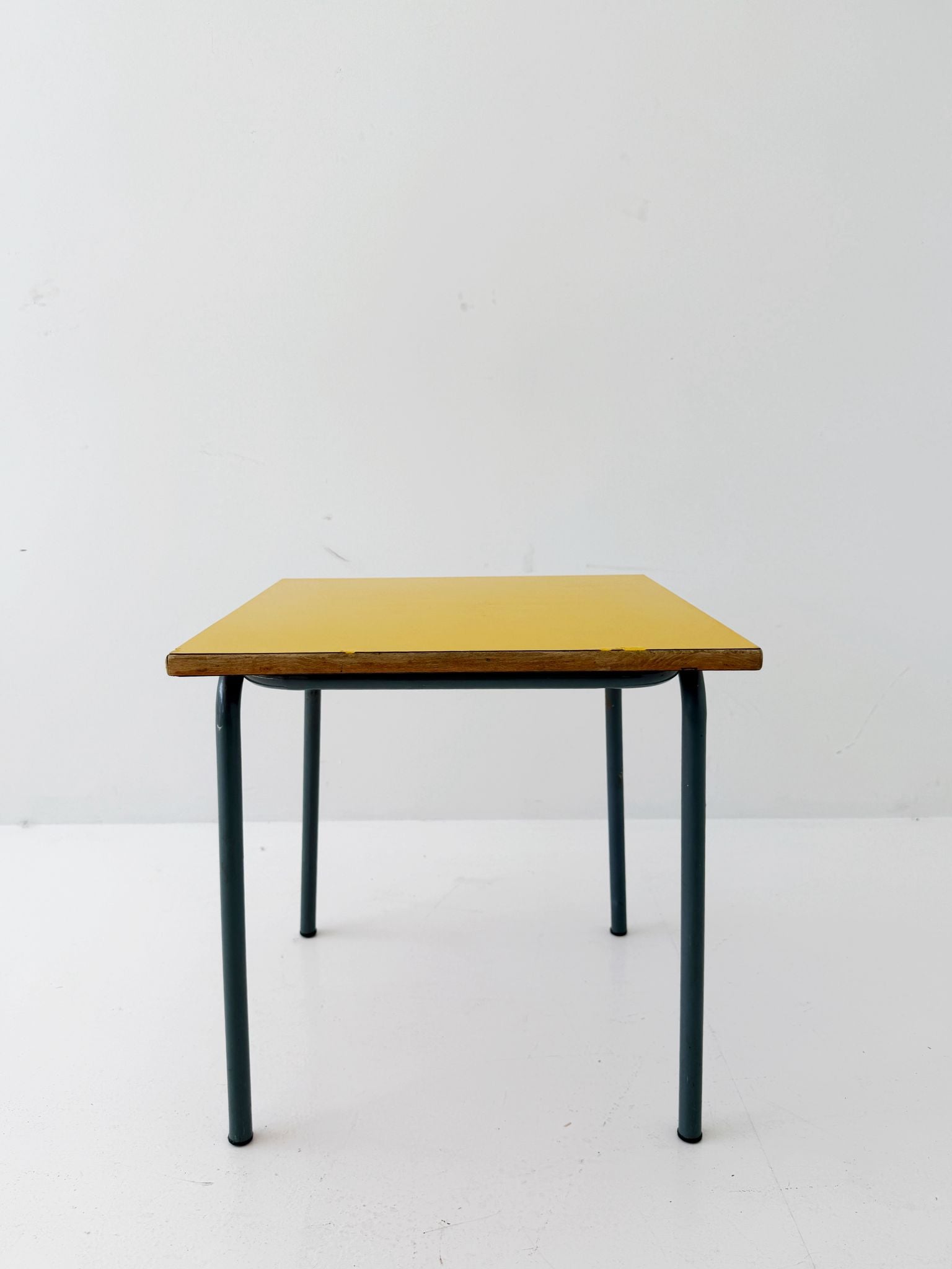 Tavolino da caffè anni '60 con piano giallo e struttura in metallo