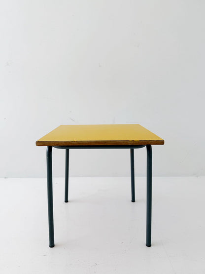 Tavolino da caffè anni '60 con piano giallo e struttura in metallo