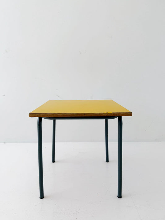Tavolino da caffè anni '60 con piano giallo e struttura in metallo