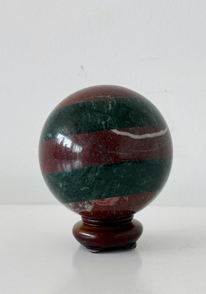 Sfera decorativa in pietre dure policrome su base in legno tornito
