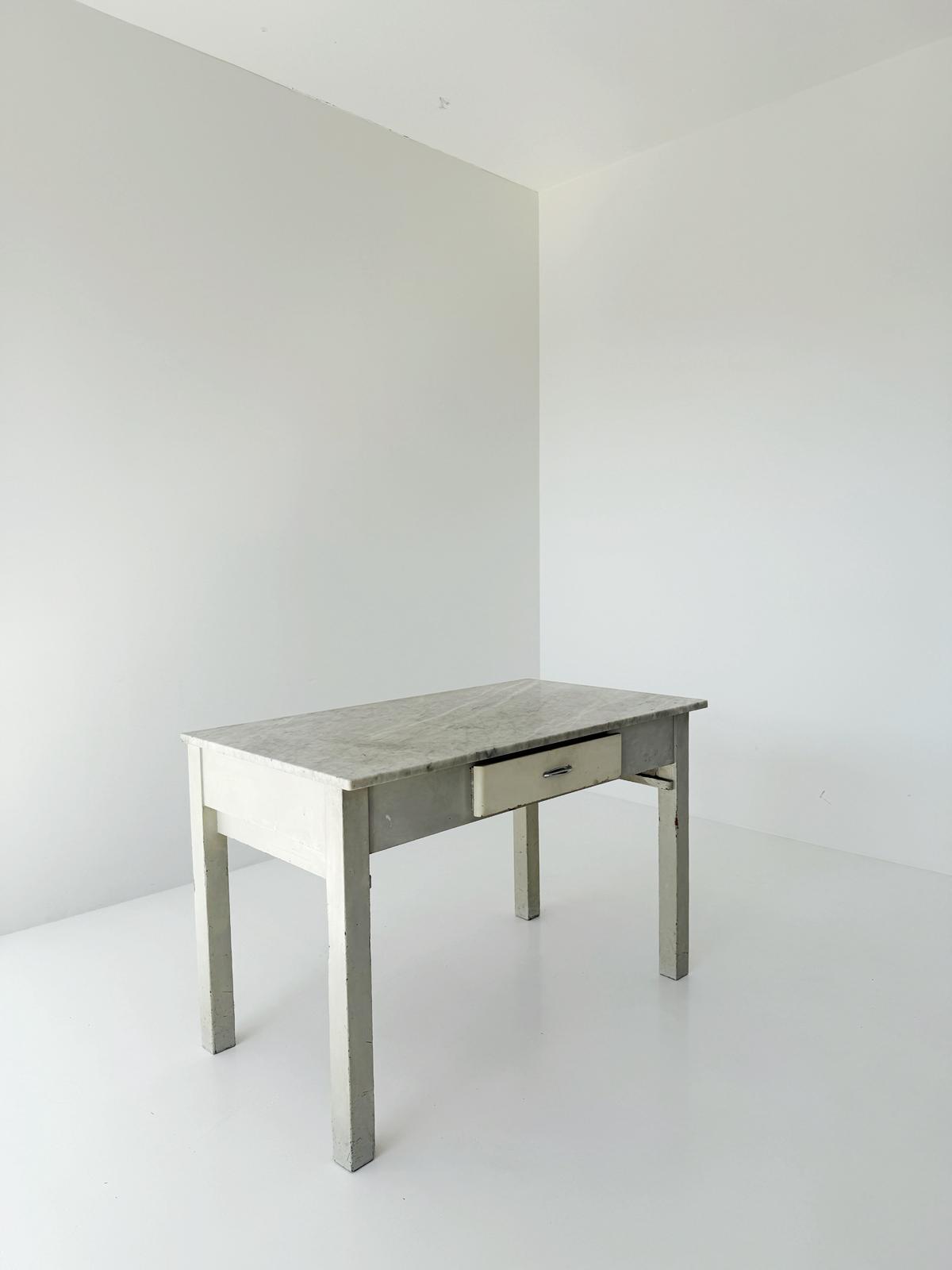 Tavolo con piano in marmo