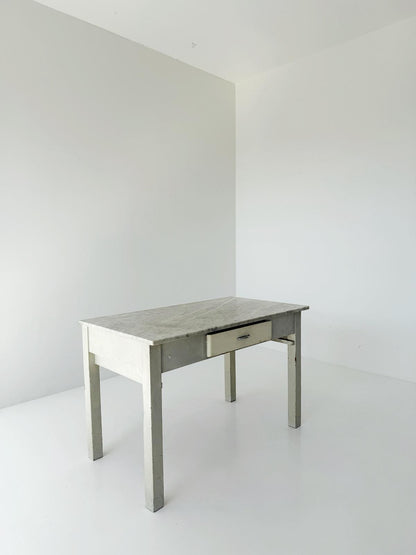 Tavolo con piano in marmo