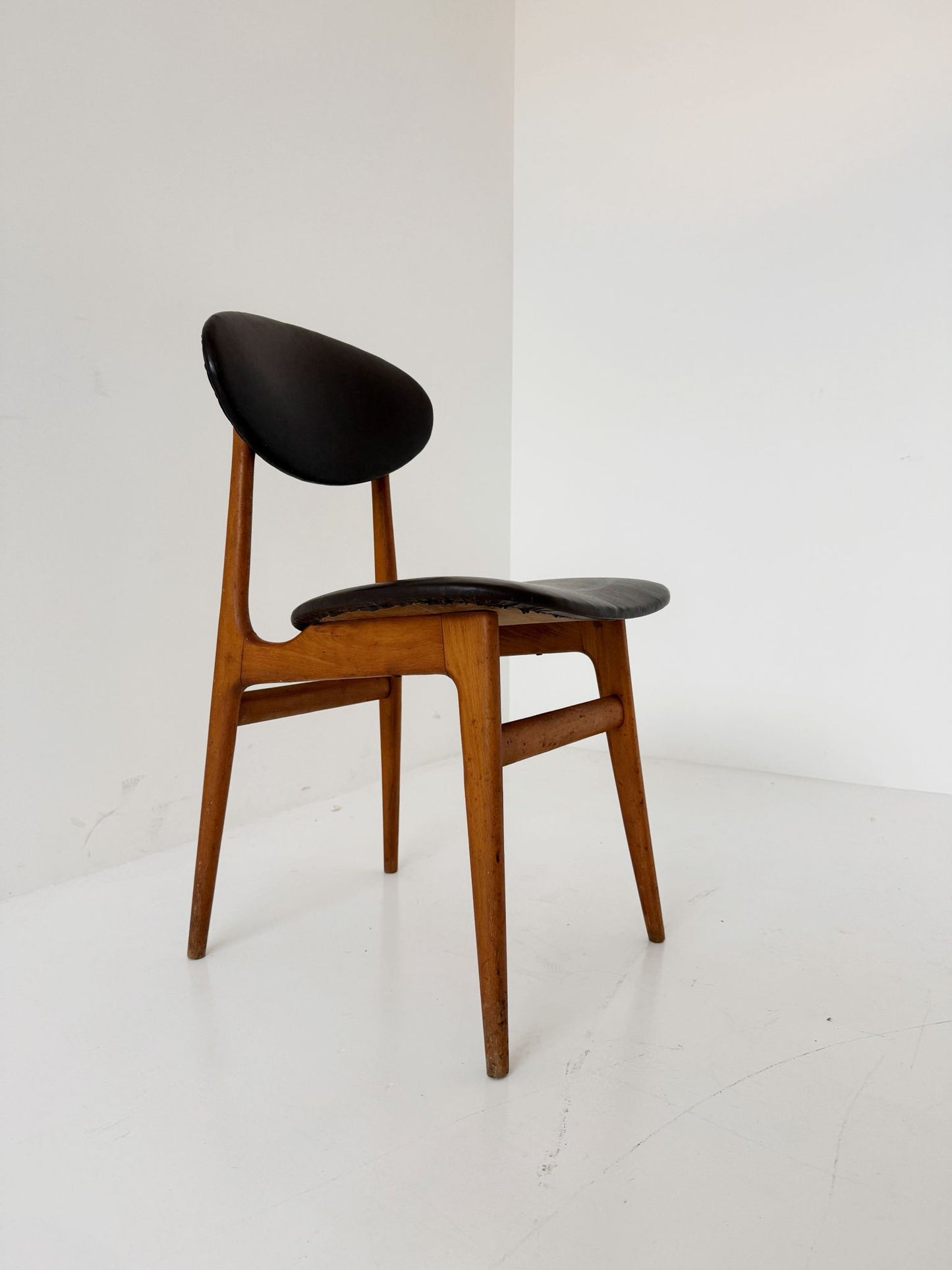 Sedia in legno e skai nero, Italia, anni ’50