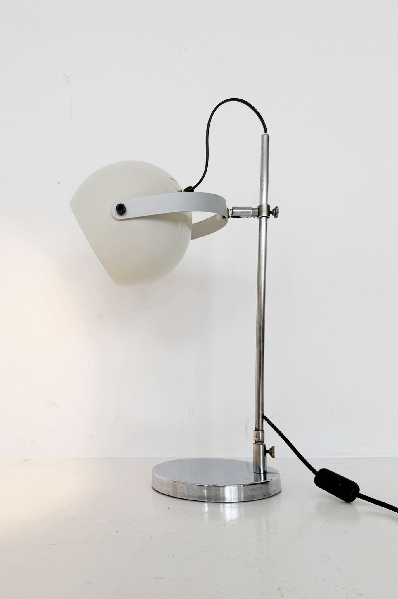 A 1970s table lamp with adjustable height