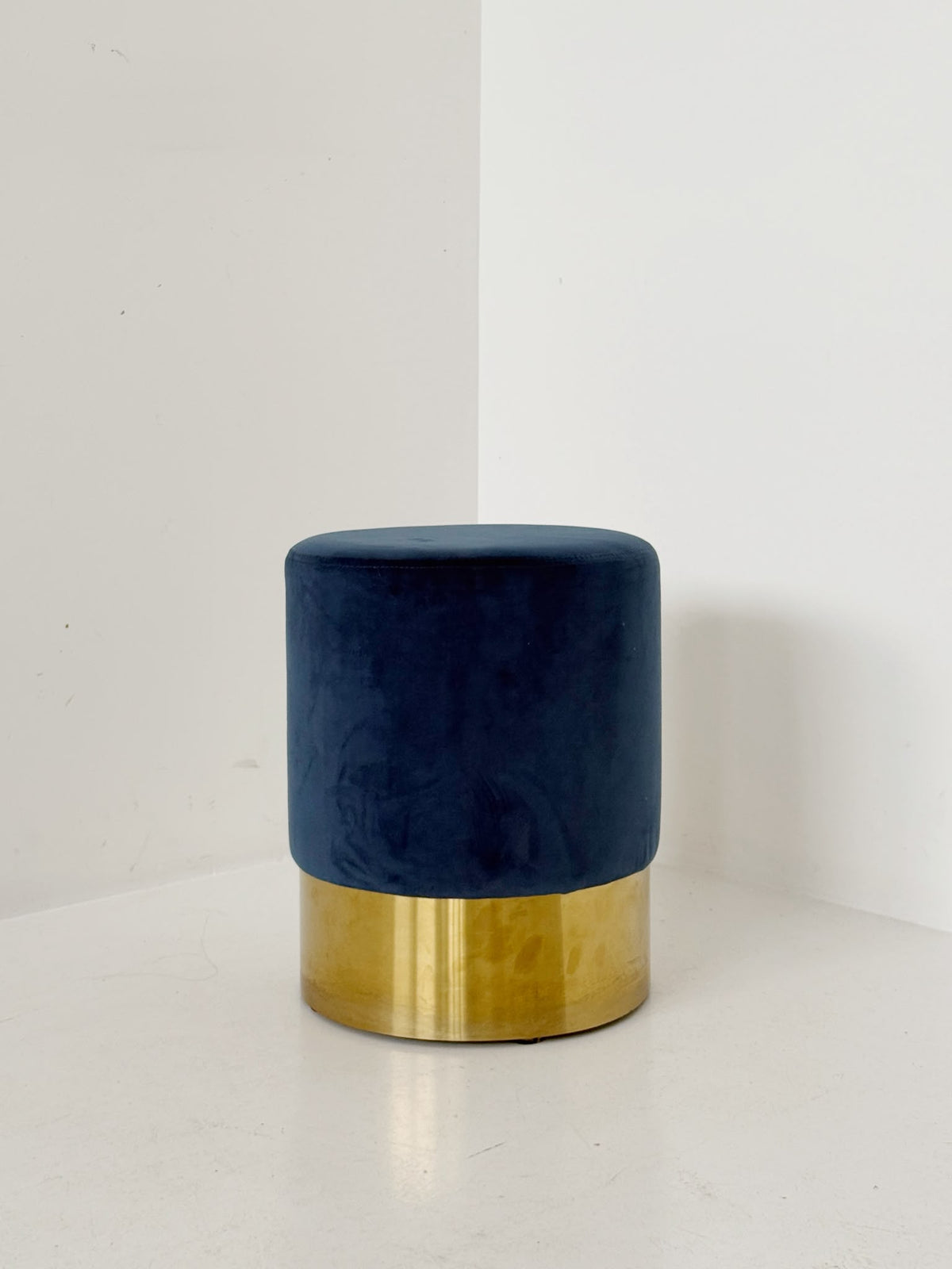 Pouf cilindrico in velluto blu e metallo dorato