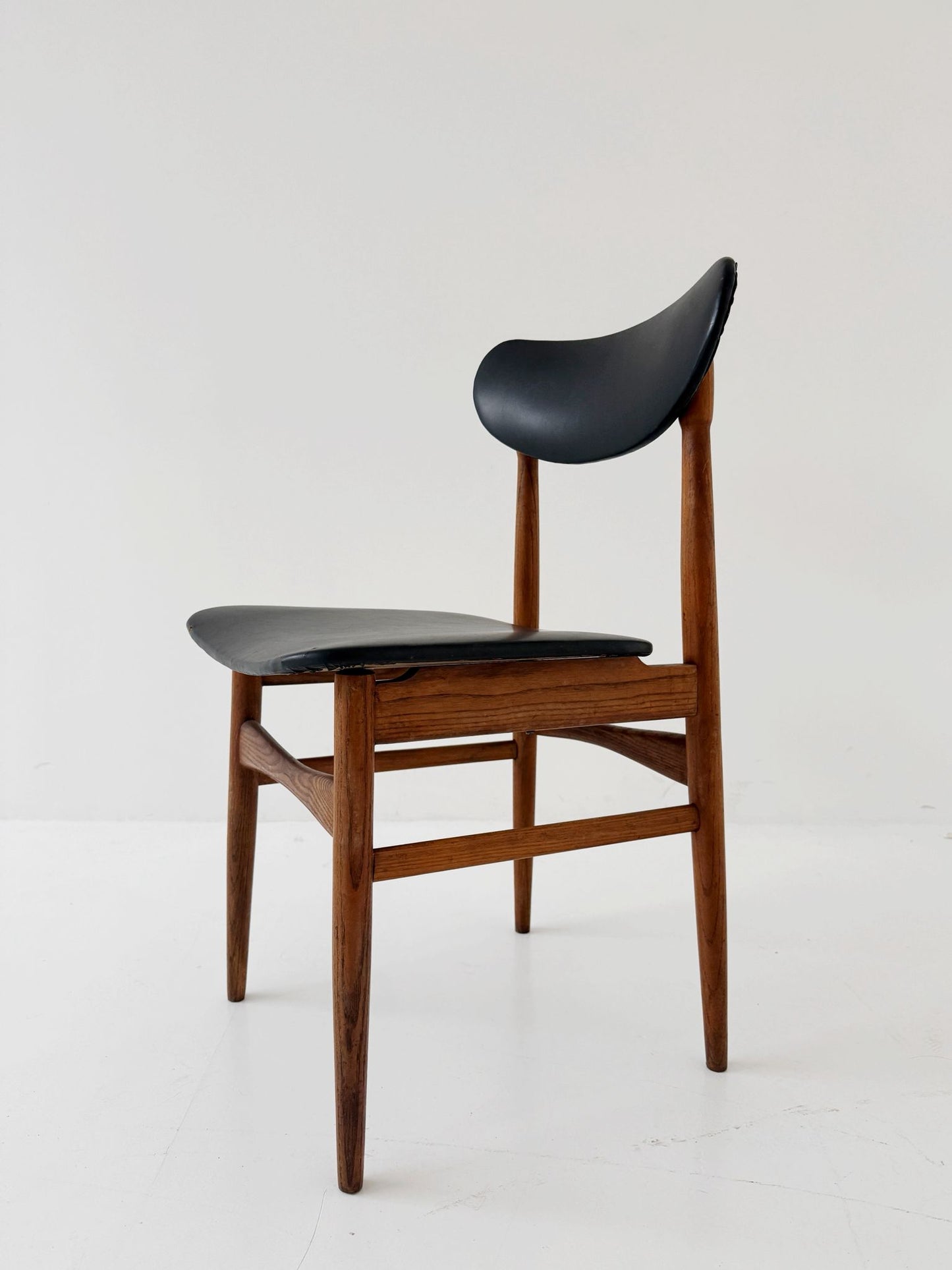 Sedia in legno e skai nero, Italia, anni ’50