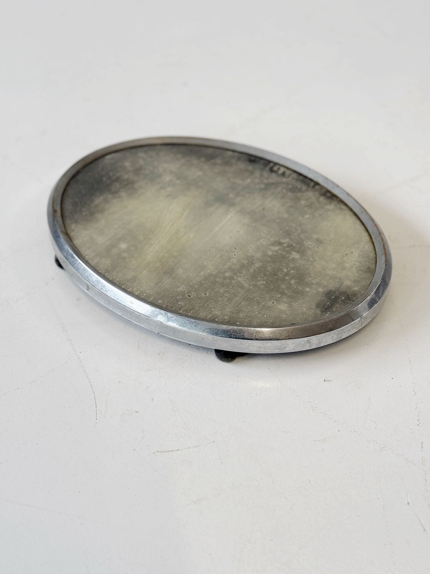 Vassoio ovale in metallo cromato con fondo specchiato – anni ’50