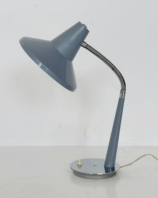  lampada da tavolo anni '60 dal design semplice e funzionale