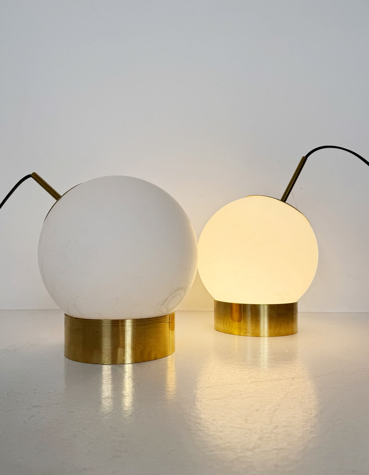 Coppia di lampade da tavolo sferiche in vetro opalino e ottone – Design Mid-Century
