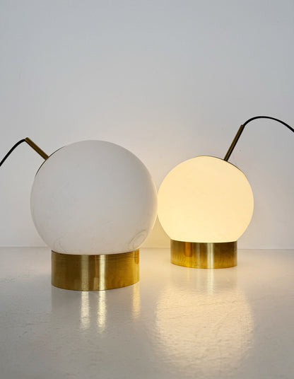 Coppia di lampade da tavolo sferiche in vetro opalino e ottone – Design Mid-Century