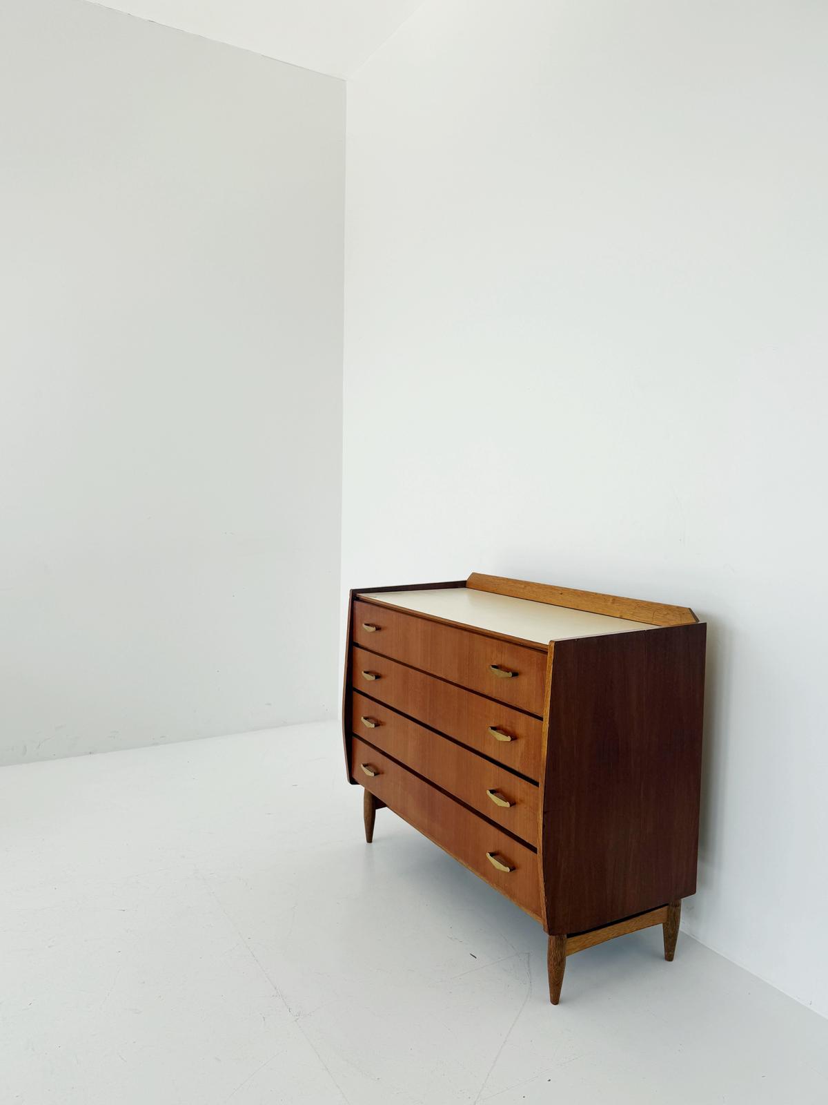 Cassettiera in legno con piano in laminato