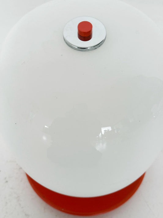 Lampada da tavolo con base arancione e diffusore in vetro bianco