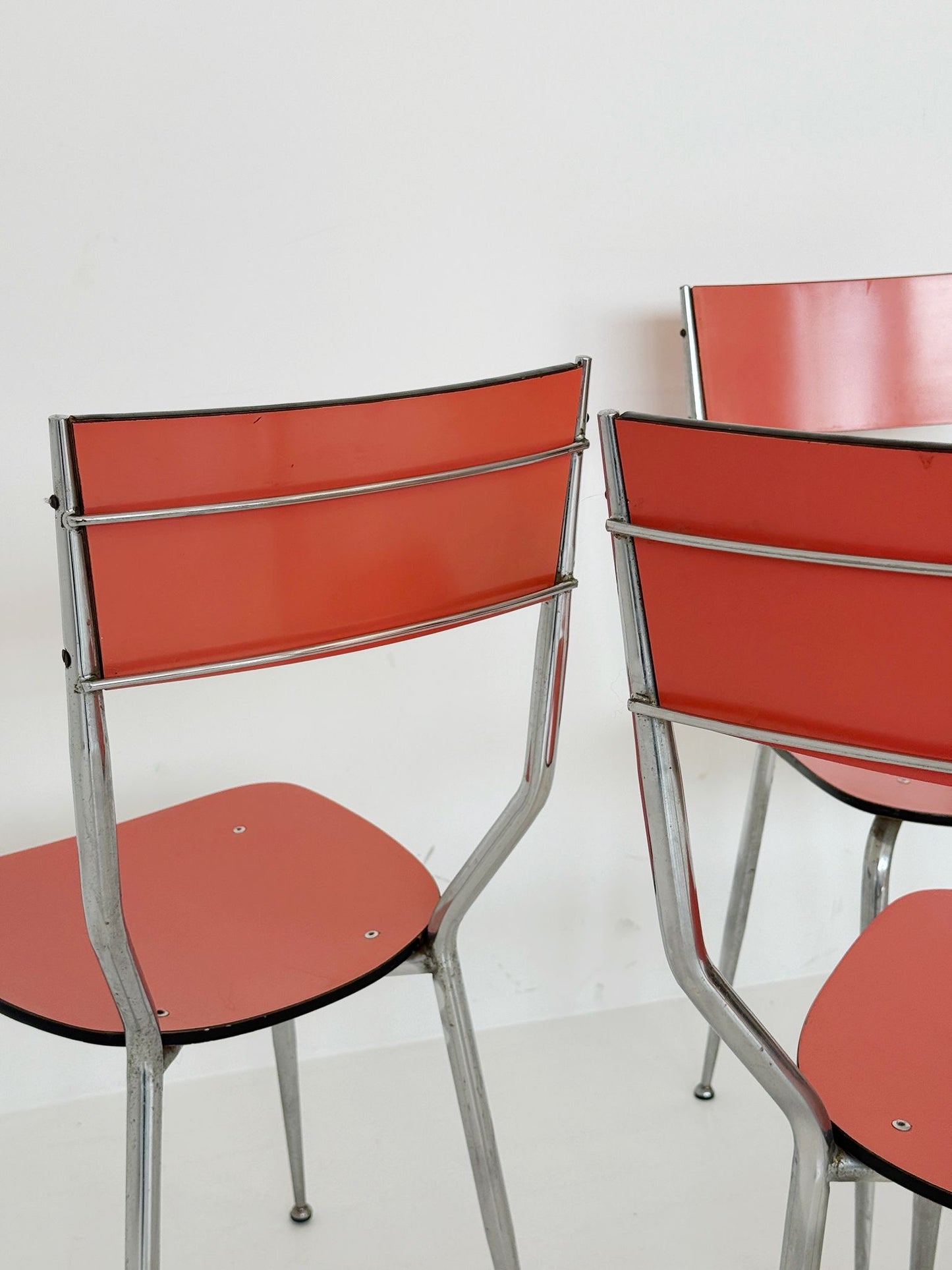 Set di 4 sedie in laminato color salmone e metallo cromato, Italia, anni '70