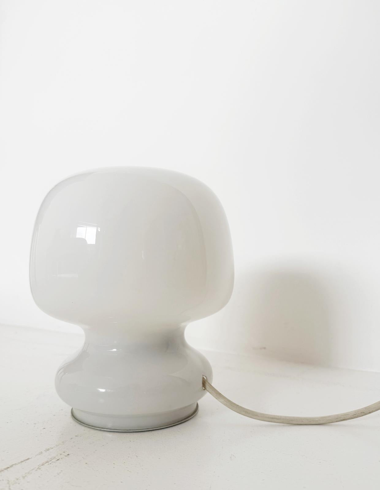 Lampada da tavolo in vetro opalino dimmerabile