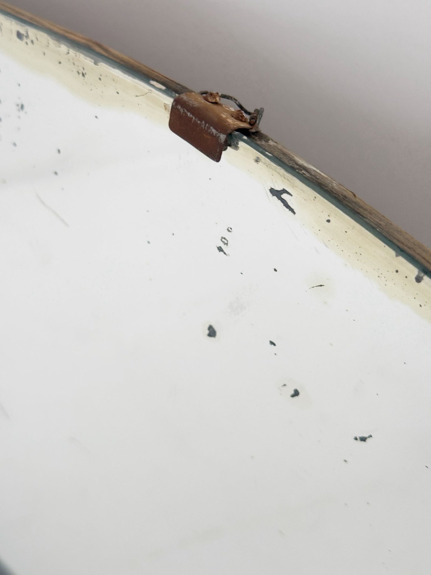 SPECCHIO SAGOMATO CON BASE IN LEGNO LACCATO – ANNI '40/'50