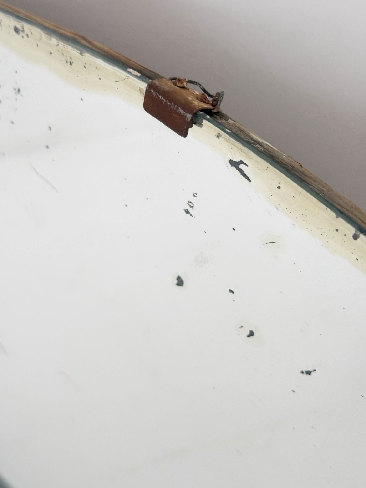 SPECCHIO SAGOMATO CON BASE IN LEGNO LACCATO – ANNI '40/'50