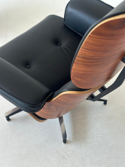 Poltrona girevole in pelle ispirata all'iconica Eames Lounge Chair