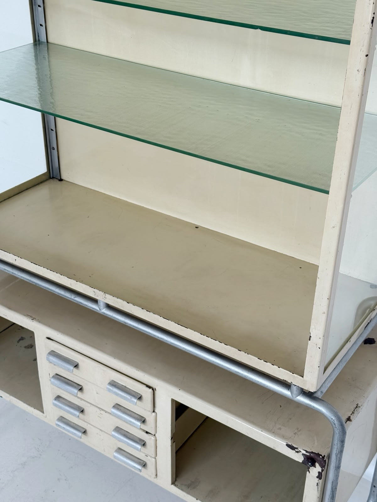 Vetrina industriale anni '60 in metallo e vetro con cassettiera