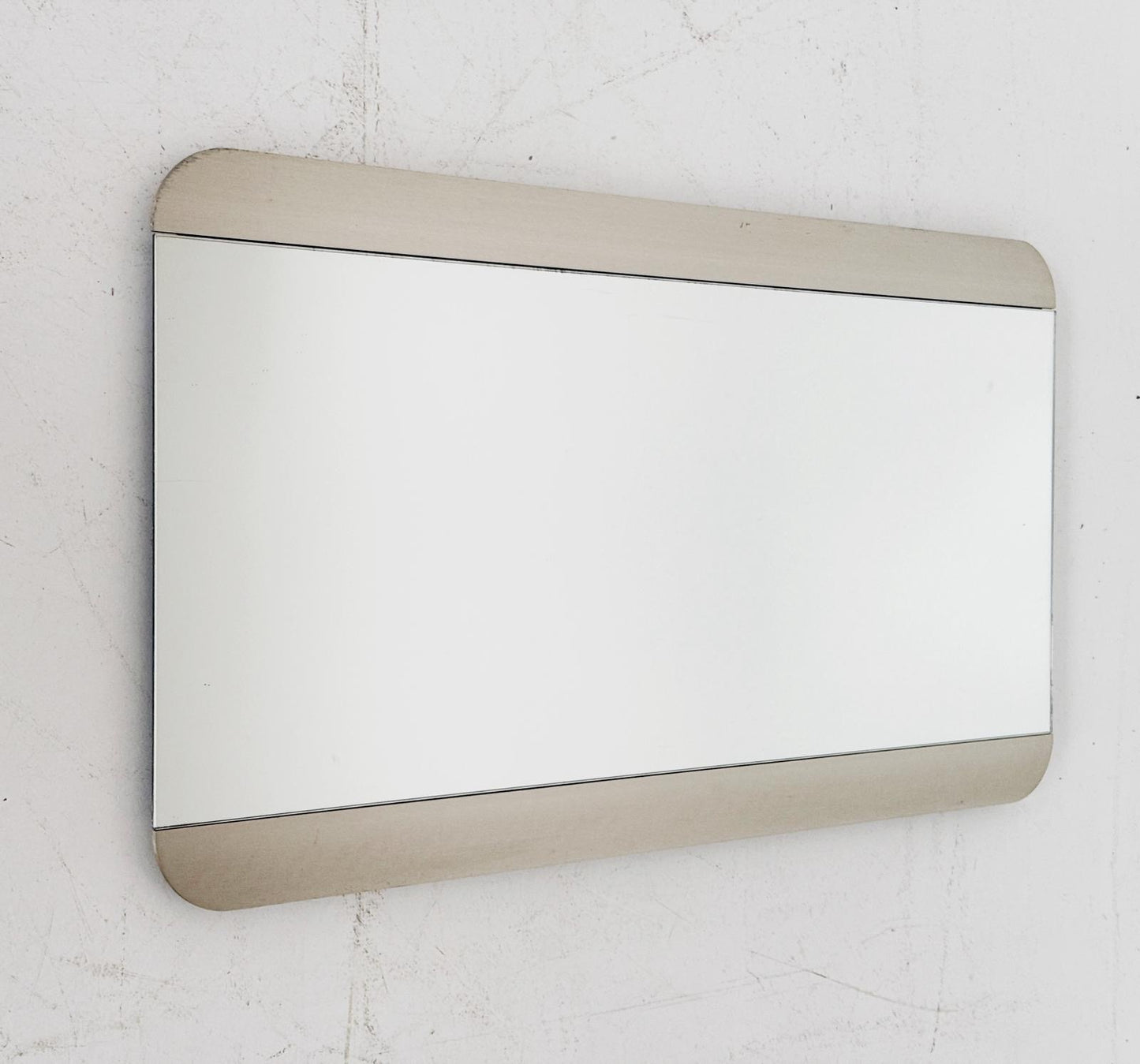 Specchio da parete con cornice laterale arrotondata in metallo cromato satinato – Italia, anni 60