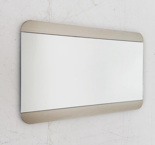 Specchio da parete con cornice laterale arrotondata in metallo cromato satinato – Italia, anni 60