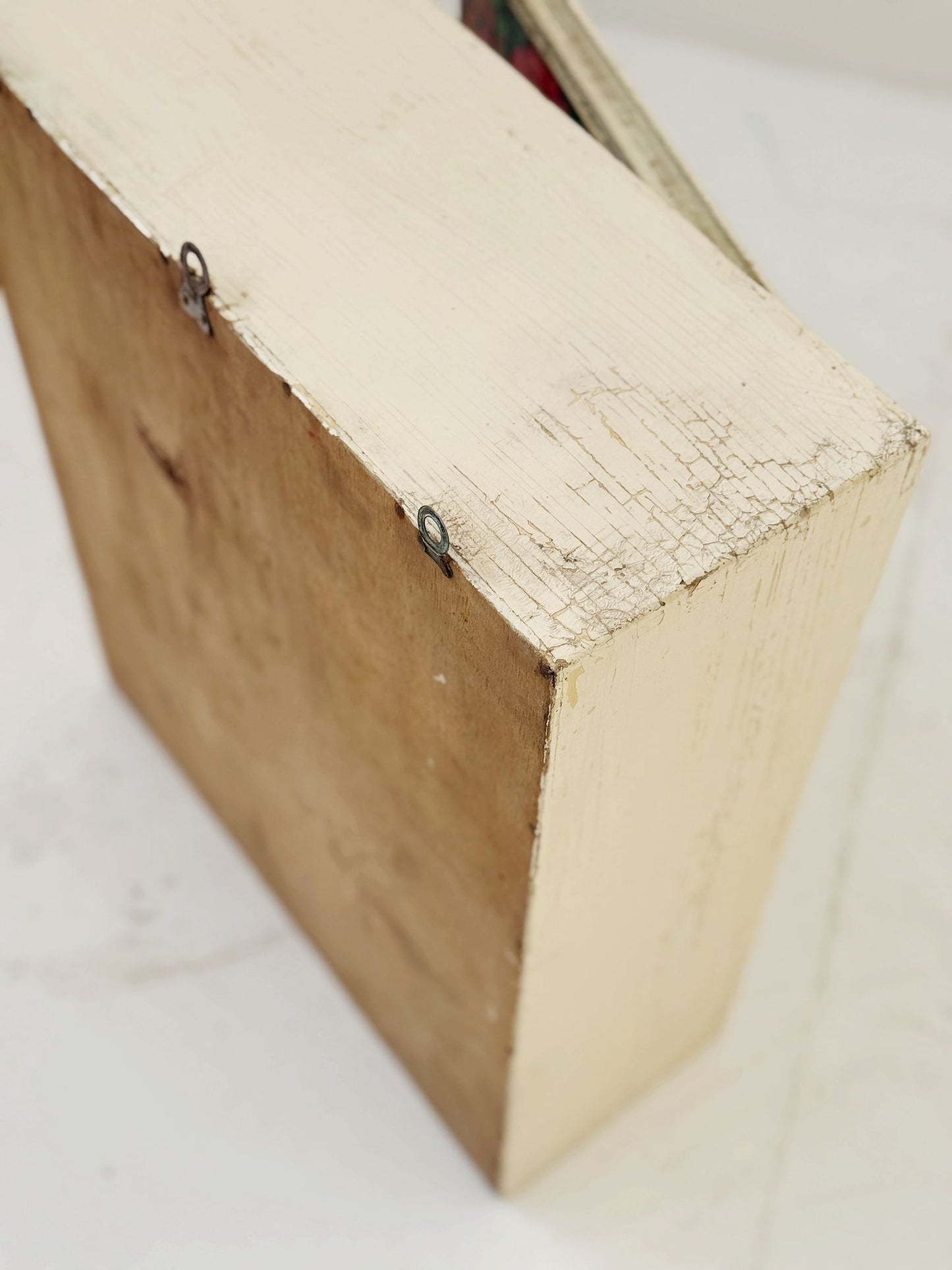 Mobiletto pensile con anta a specchio e interno rivestito in carta decorata – Italia, anni 50 / primi 60