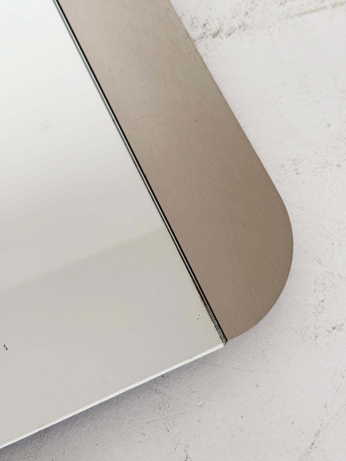 Specchio da parete con cornice laterale arrotondata in metallo cromato satinato – Italia, anni 60