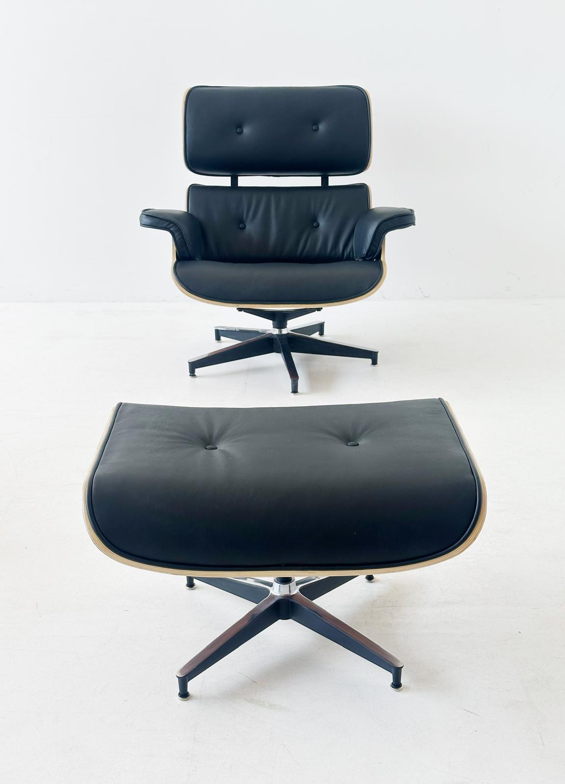 Poltrona girevole in pelle ispirata all'iconica Eames Lounge Chair