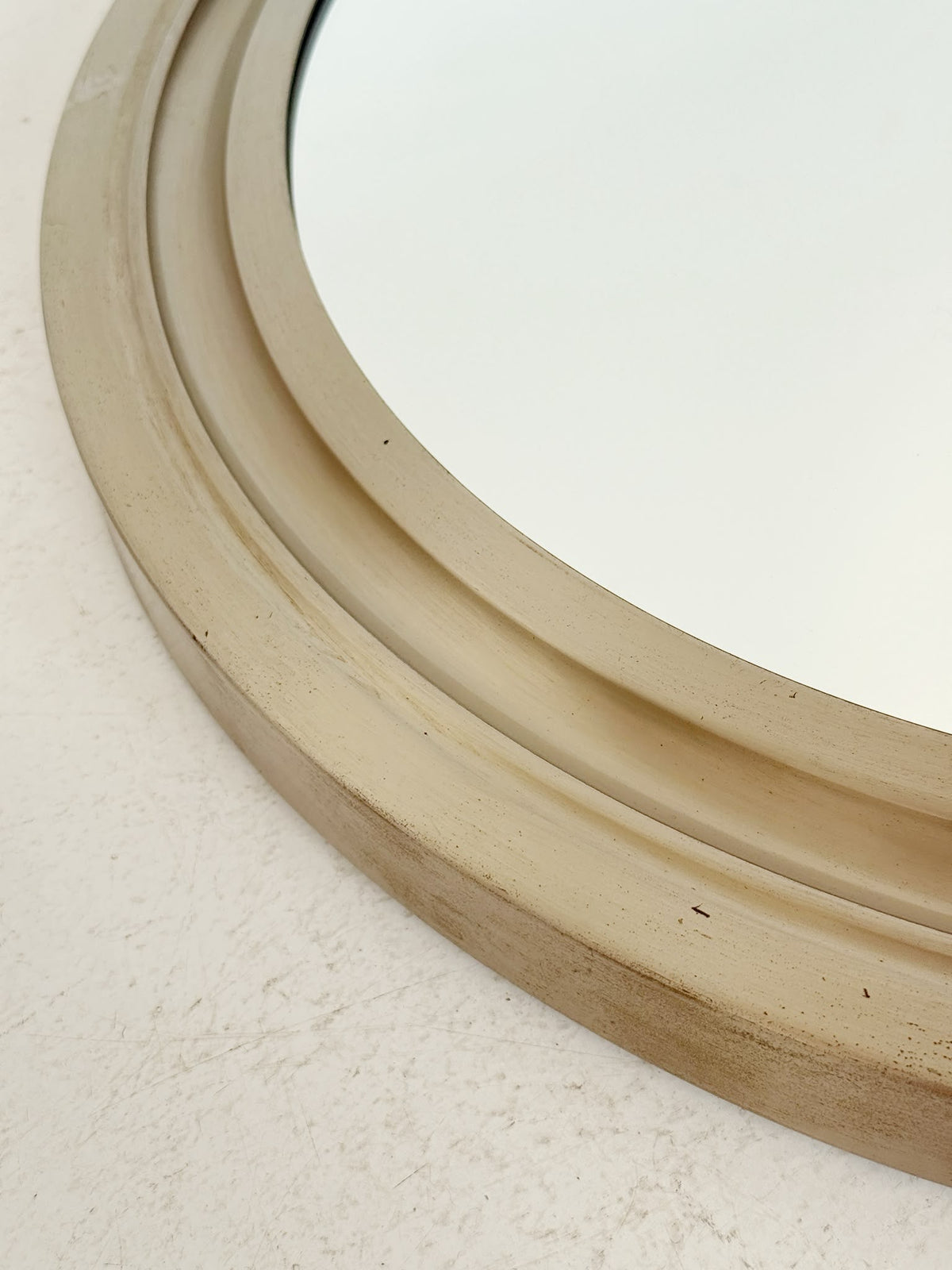 Specchio rotondo con cornice in alluminio anodizzato