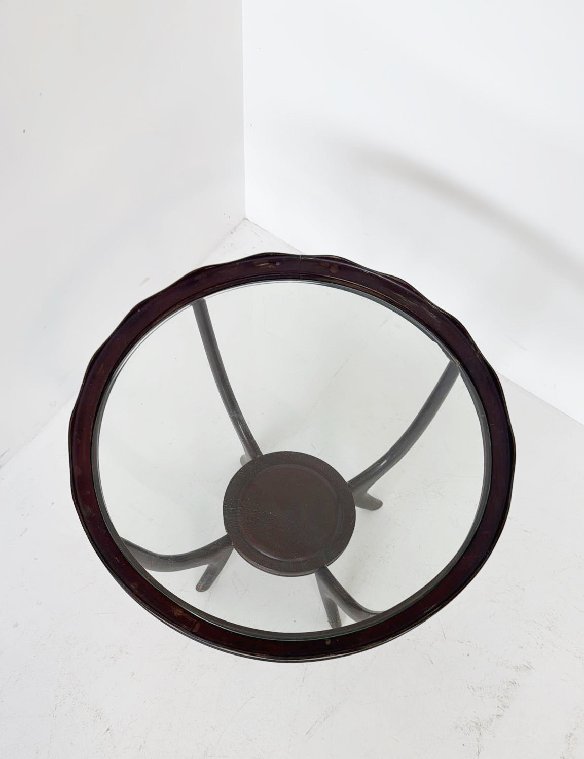 Tavolino rotondo in legno con piano in vetro e ripiano inferiore