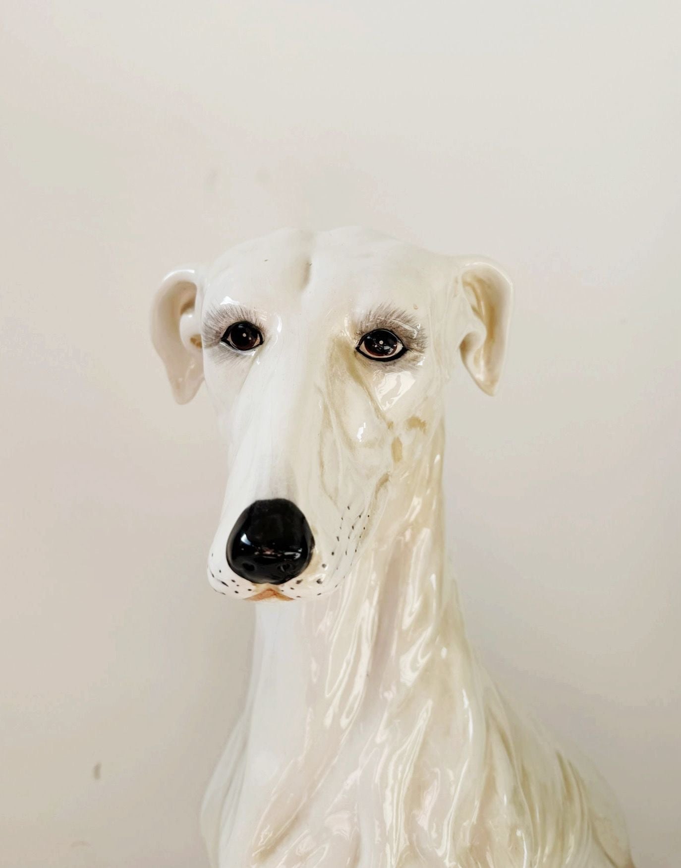 Scultura di levriero in ceramica smaltata – Eleganza decorativa