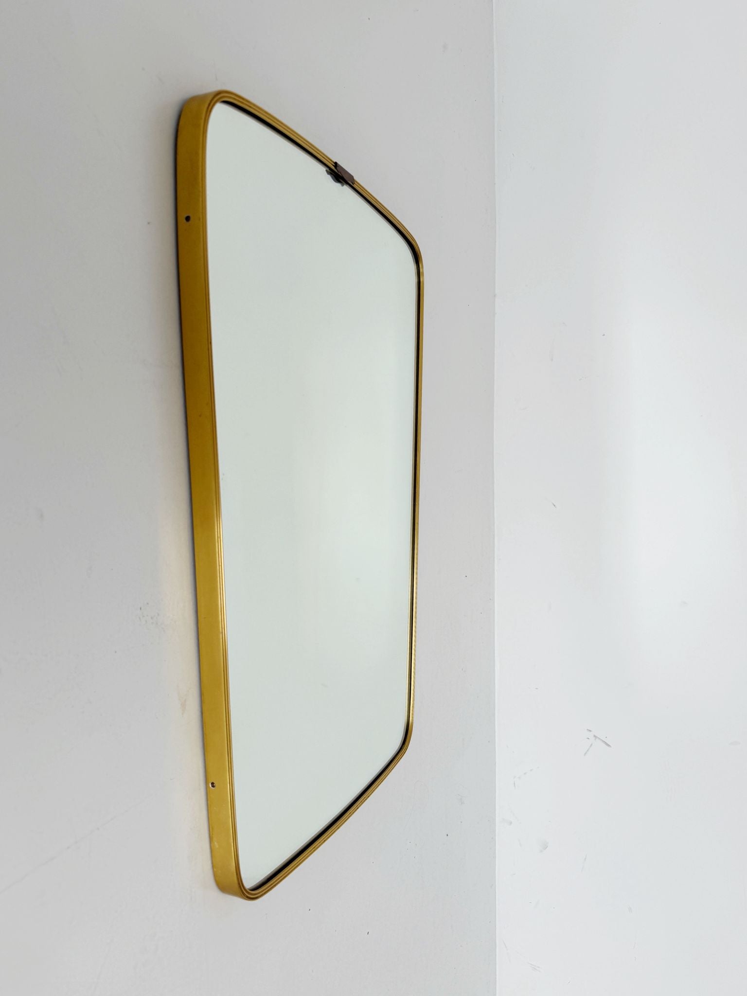 Specchio modernista italiano con cornice sagomata dorata – anni '50