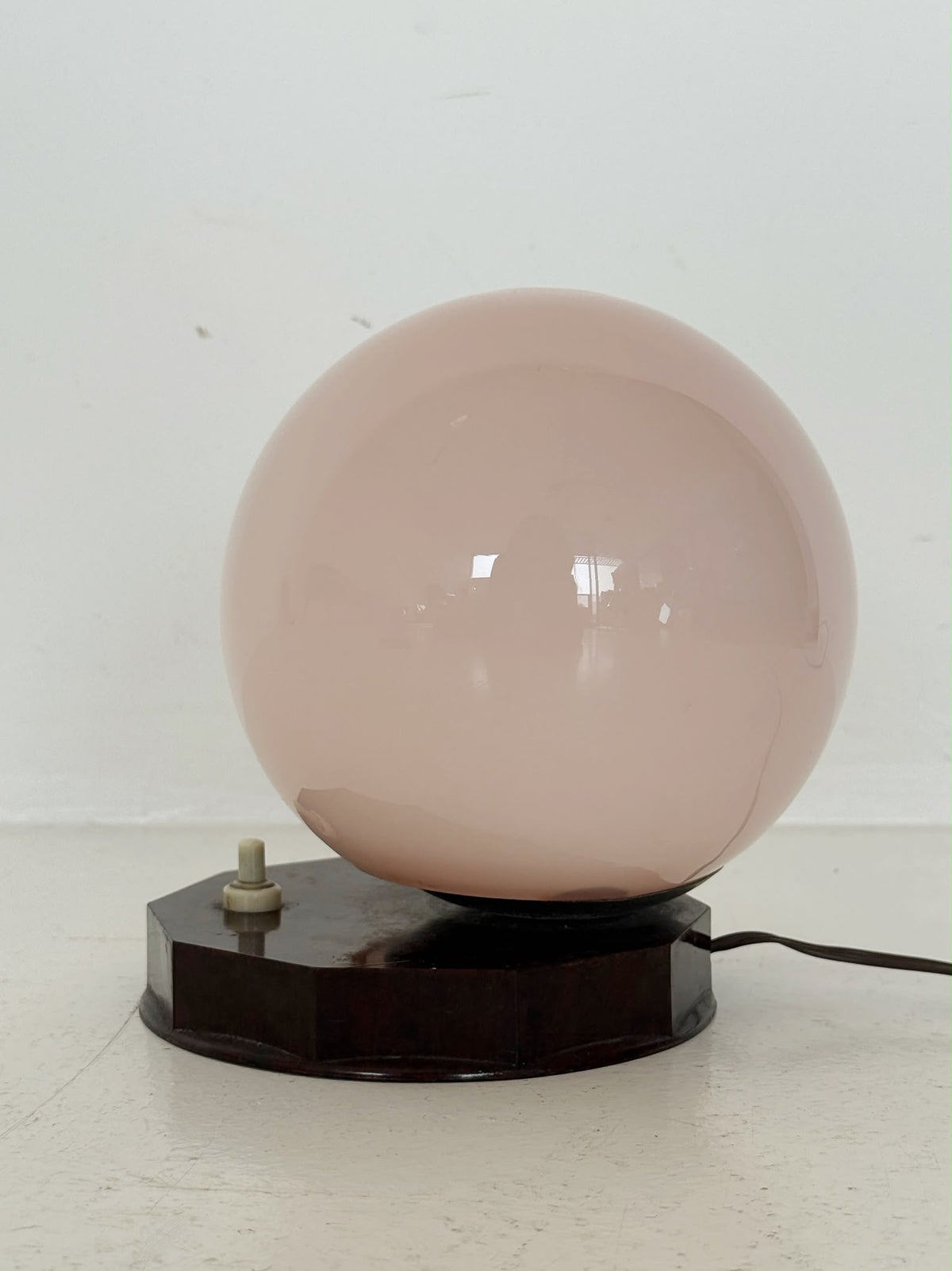 Lampada da tavolo con base sagomata – Anni ’50