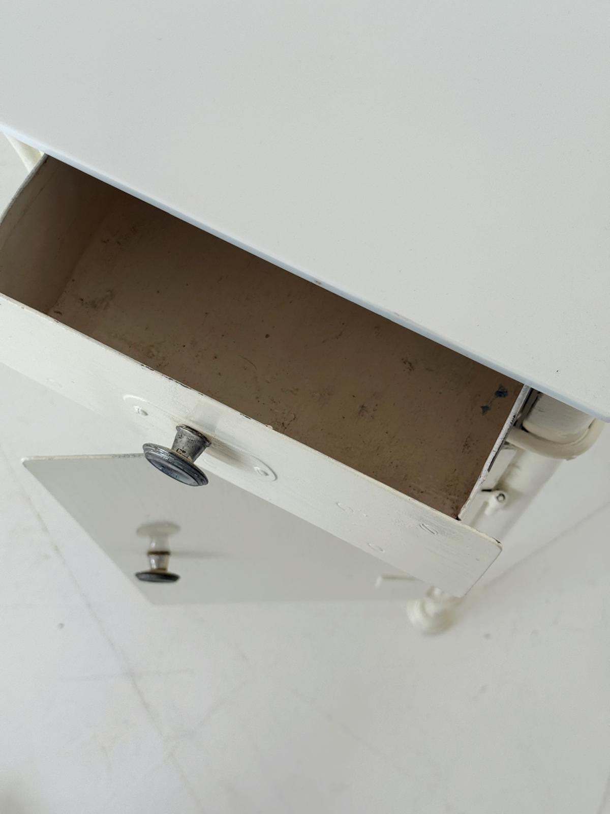 Scrivania in metallo anni '30 con ripiano in vetro bianco