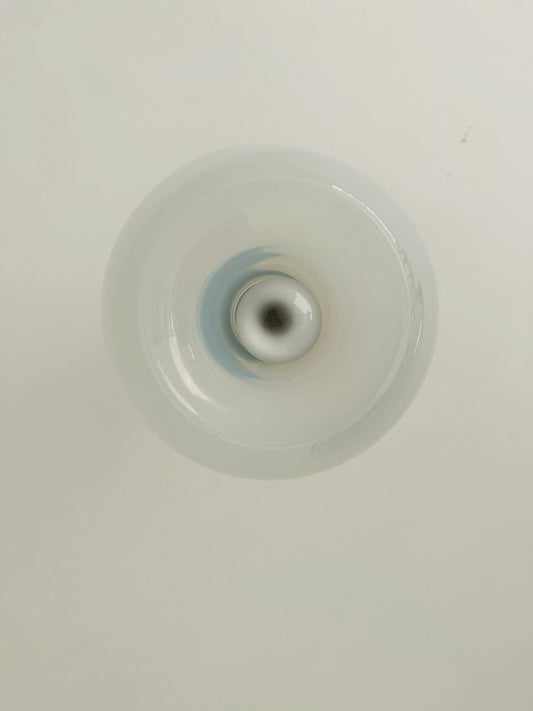 Lampada a sospensione con elementi metallici sovrapposti e globo opalino – Italia, anni '70