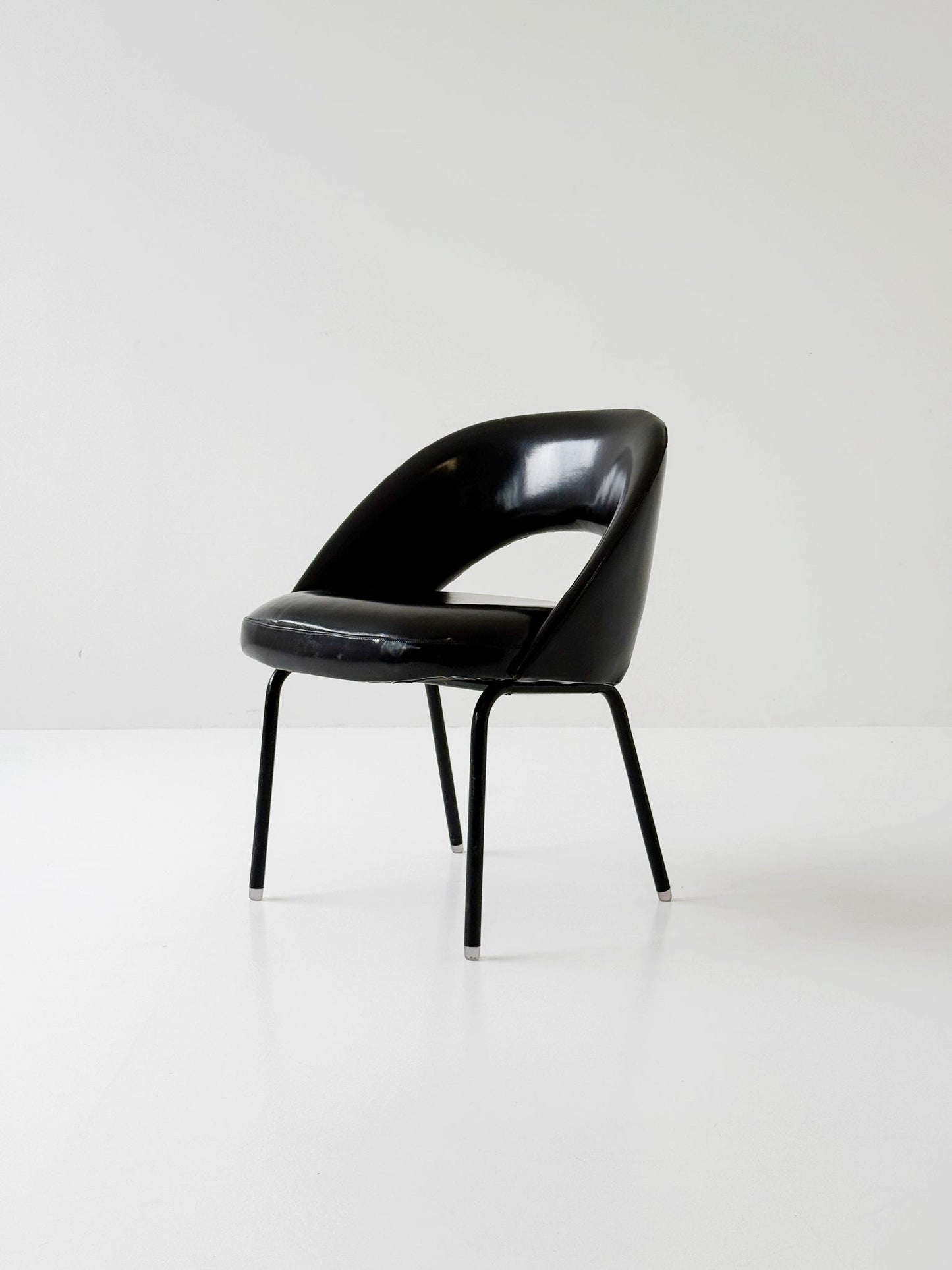 Poltrona nera con scocca sagomata – anni '70