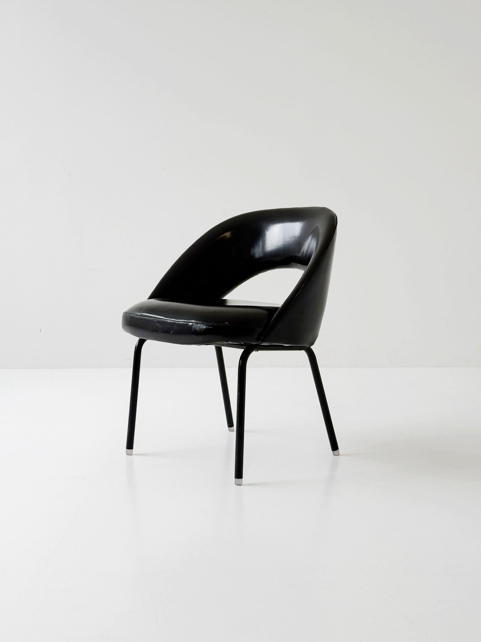 Poltrona nera con scocca sagomata – anni '70