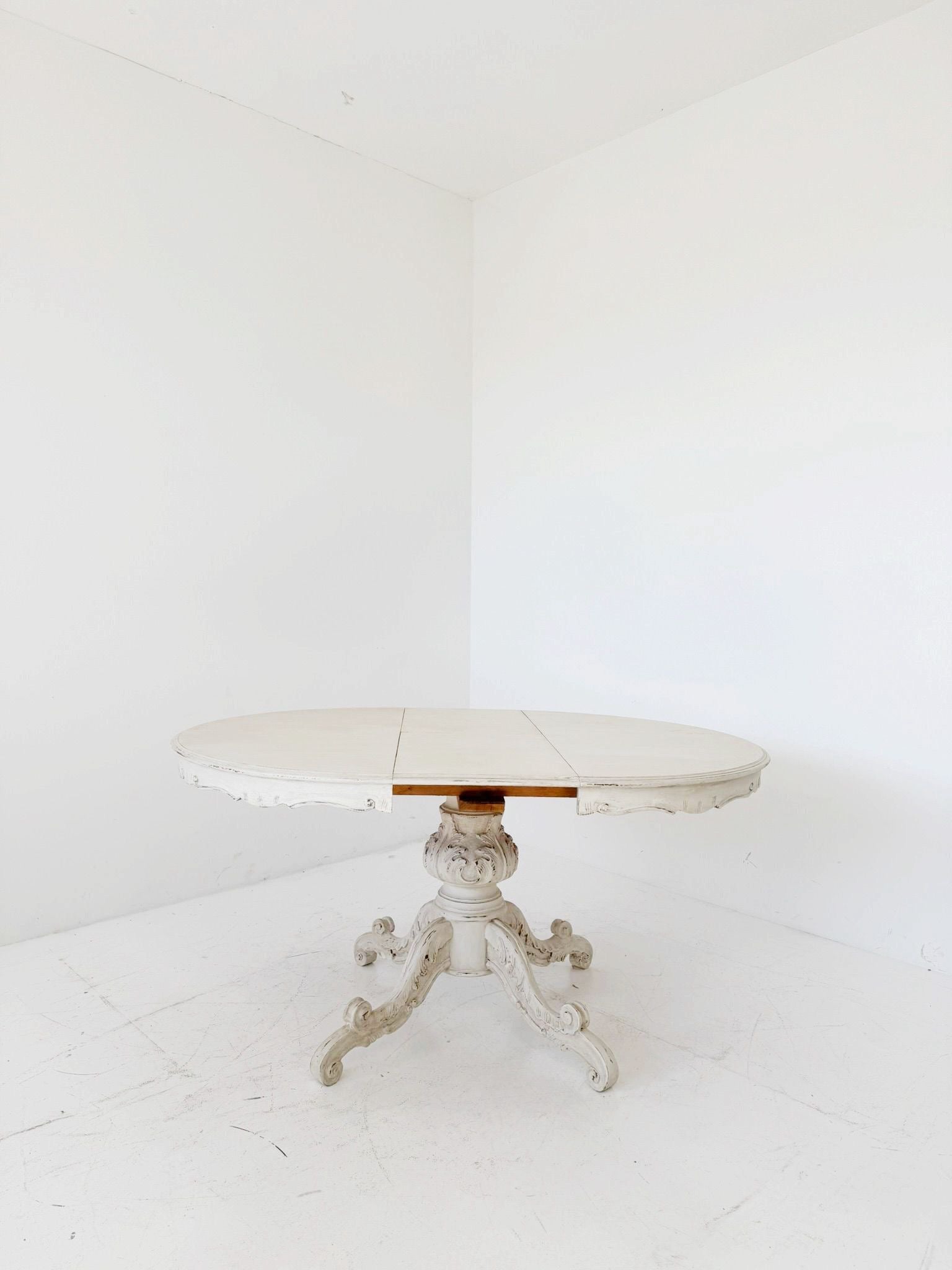 tavolo rotondo allungabile in stile Luigi Filippo, reinterpretazione novecentesca, probabilmente di produzione italiana tra metà e fine ’900.
