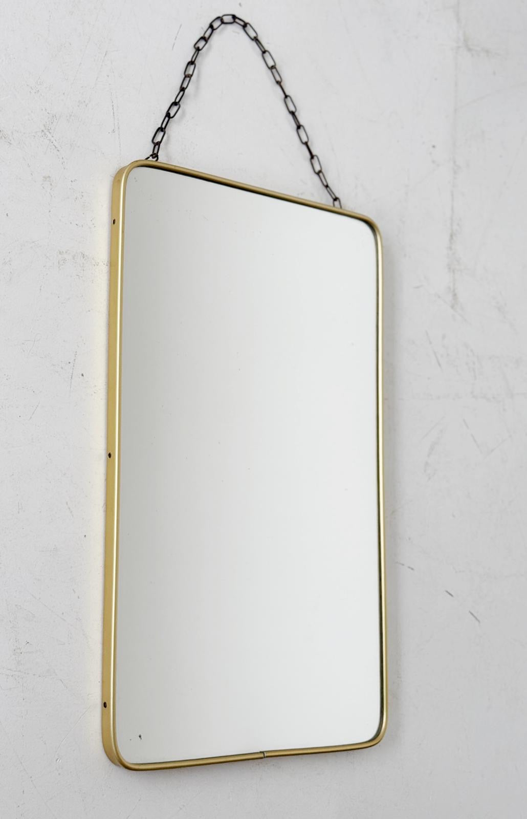 Specchio con cornice in metallo dorato e catena – anni '60/'70