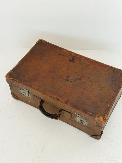 Valigia da viaggio in pelle con etichette alberghiere