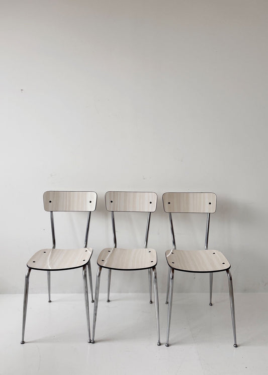 Tre sedie di formica beige