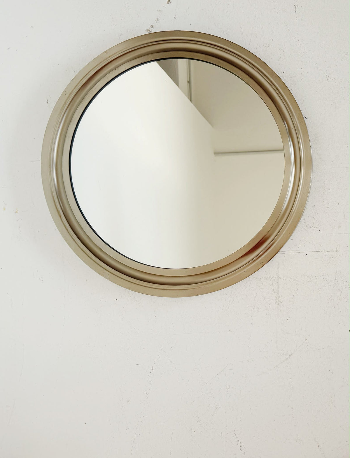Specchio rotondo con cornice in alluminio anodizzato