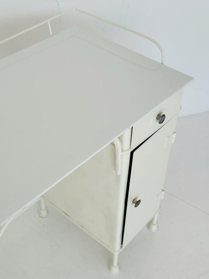 Scrivania in metallo anni '30 con ripiano in vetro bianco