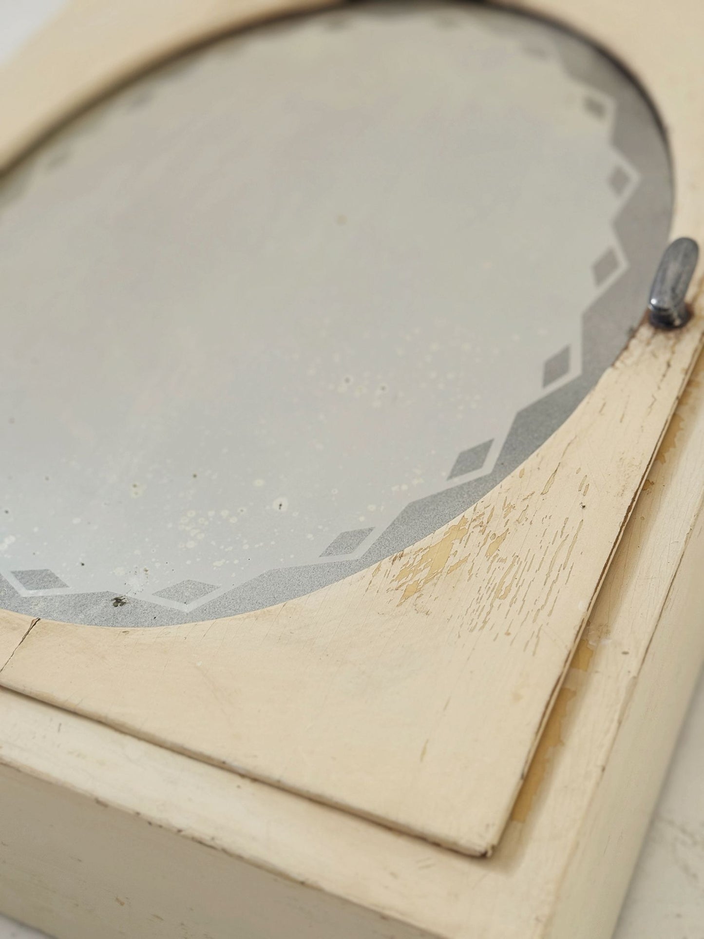 Mobiletto pensile con anta a specchio e interno rivestito in carta decorata – Italia, anni 50 / primi 60